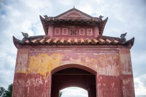 Người chơi theo dõi ván bài cào trực tuyến với 3 lá bài trên màn hình